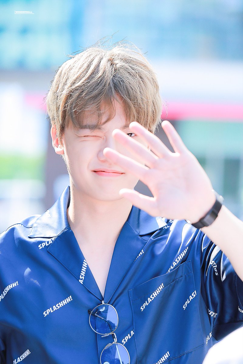 sunghyun960316's tweet photo. 180803 뮤직뱅크 중간출근

😉🤭

#성현 #김성현 #IN2IT #인투잇 https://t.co/jNBvy8pzll