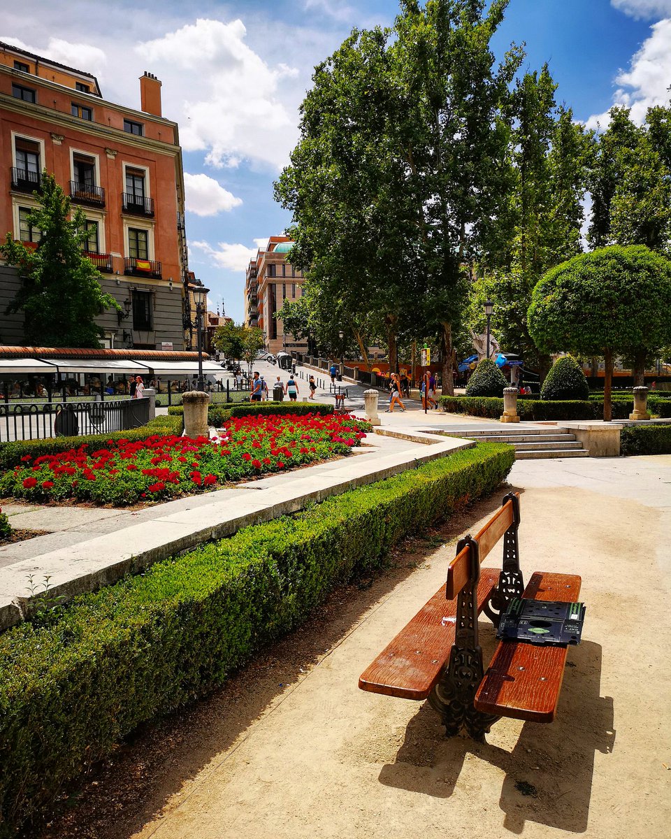 SecretosdeMadri's tweet photo. Si estos bancos hablasen, cuántos secretos podrían desvelarnos... ¡Buenos días! ❤️
#madrid https://t.co/LKTMfbKGRD