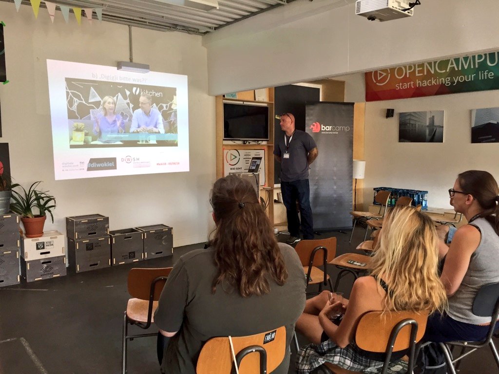 Cluster_DiWiSH's tweet photo. #bck18 Session: Leerer Kopf, entspanntes Arbeiten: #ZeroInbox #GTD vom @Cluster_DiWiSH für das "Dig(g)i bitte was?!" der @diwokiel #starterkitchen #opencampus #sonnescheint https://t.co/Dc1LzEtBvj