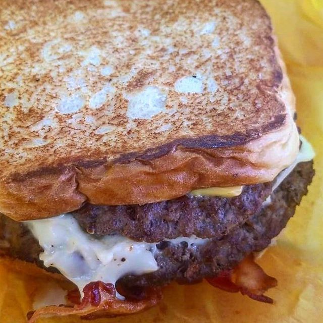 FooddRuckers's tweet photo. #whataburger #🍔 #double https://t.co/cehoXnf8pV https://t.co/ZWSuPWZw7o