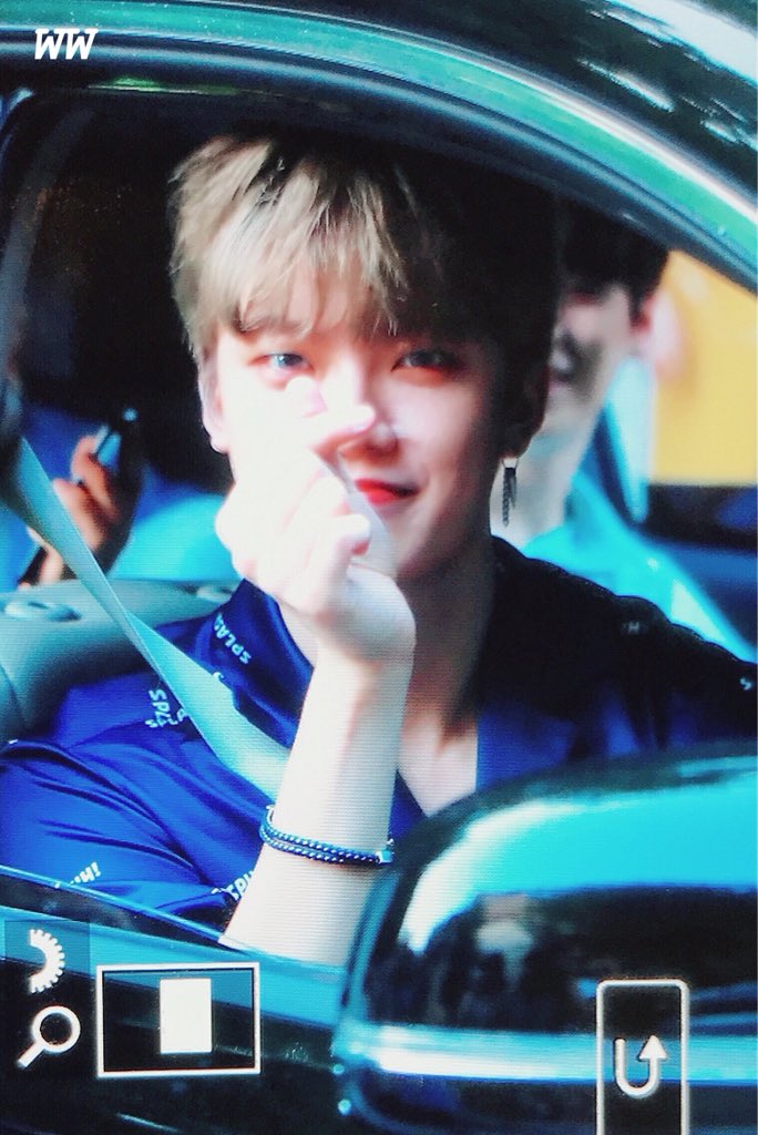 sunghyun960316's tweet photo. 180803 뮤직뱅크 퇴근길 프리뷰

오늘도 너무 고생많았어요 😍
숙소 가서 밥도 잘먹고 배그도 재밌게 하기 🤪

#성현 #김성현 #IN2IT #인투잇 https://t.co/LMxRXiBLNT
