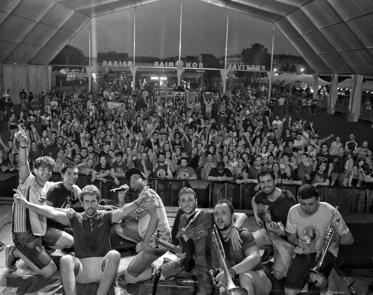 ♥Grazas <a href="/sonriasbaixas/">SonRías Baixas</a> ♥

Mil gracias a la gente q empezó la fiesta con nosotros con tanta vitalidad, y a toda la organización y equipo técnico por hacer posible uno de los mejores festivales que hemos pisado. 🤘🍻

🚐Avui #Polinyàdelxuquer a partir de les 00:30h!

A volaar!🛩