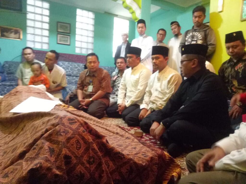 Takziah ke rumah duka almarhum KH Yusuf Supendi, caleg <a href="/PDI_Perjuangan/">PDI Perjuangan</a> bersama Sekjen Mas <a href="/Hasto_66/">Hasto Kristiyanto</a>. Semoga husnul khatimah. Amin