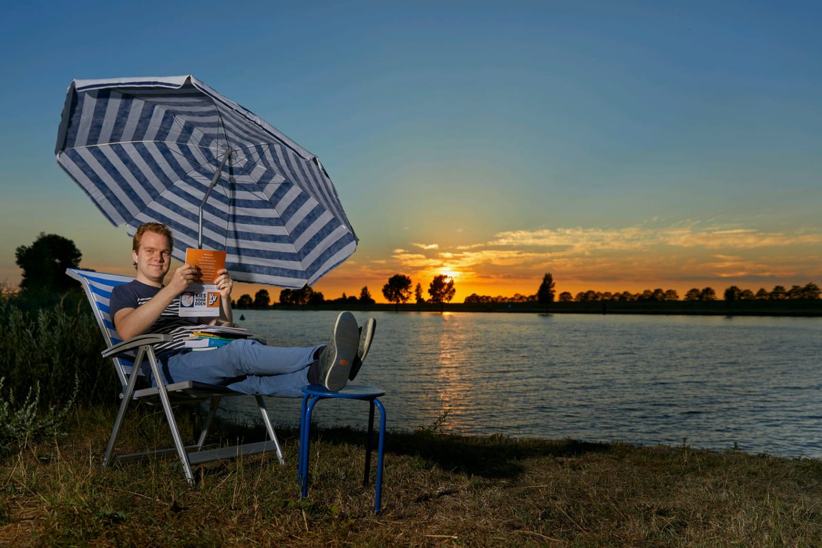 Ik ga op vakantie en neem mee ........ Lijsttrekker <a href="/bouman_pim/">Pim Bouman</a> geniet van de tropische zon aan de oevers van @Altena2019 en leest het kersverse verkiezingsprogramma van zijn partij <a href="/VVDAltena/">VVD Altena</a>. #kiesvoordoen