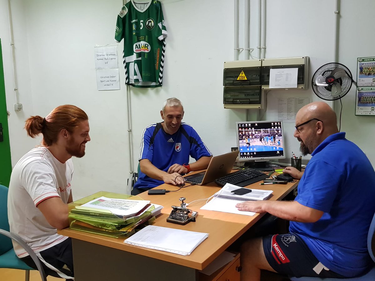 BM. Conservas Alsur Antequera (@bmdolmenesatq) on Twitter photo Nuestro cuerpo técnico se reúne para ultimar los detalles de la pretemporada. <a href="/loroslo/">lorenzo ruiz orellana</a> <a href="/DarioMataBejar/">Darío Mata</a> y <a href="/quinosoler73/">Quino Soler Teruel</a> ¡ya están en marcha! #somosdebalonmano #Antequera #Deporteatq Nuestro cuerpo técnico se reúne para ultimar los detalles de la pretemporada. <a href="/loroslo/">lorenzo ruiz orellana</a> <a href="/DarioMataBejar/">Darío Mata</a> y <a href="/quinosoler73/">Quino Soler Teruel</a> ¡ya están en marcha! #somosdebalonmano #Antequera #Deporteatq