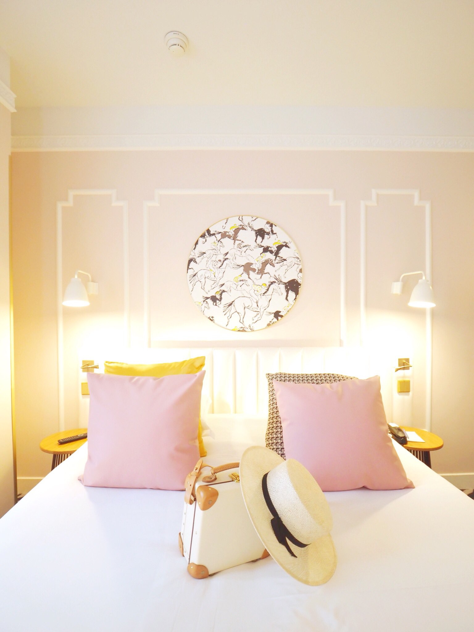 تويتر Kaori على تويتر パリ16区のプチホテル Hotel Pastel Paris 全く有名な所ではないけれど エッフェル塔まで徒歩10分でピンクや水色の壁紙が可愛い 何より2万円以下で コスパも 窓から見えるのはパリらしいアパルトマン 私 パリにいる と実感できる窓