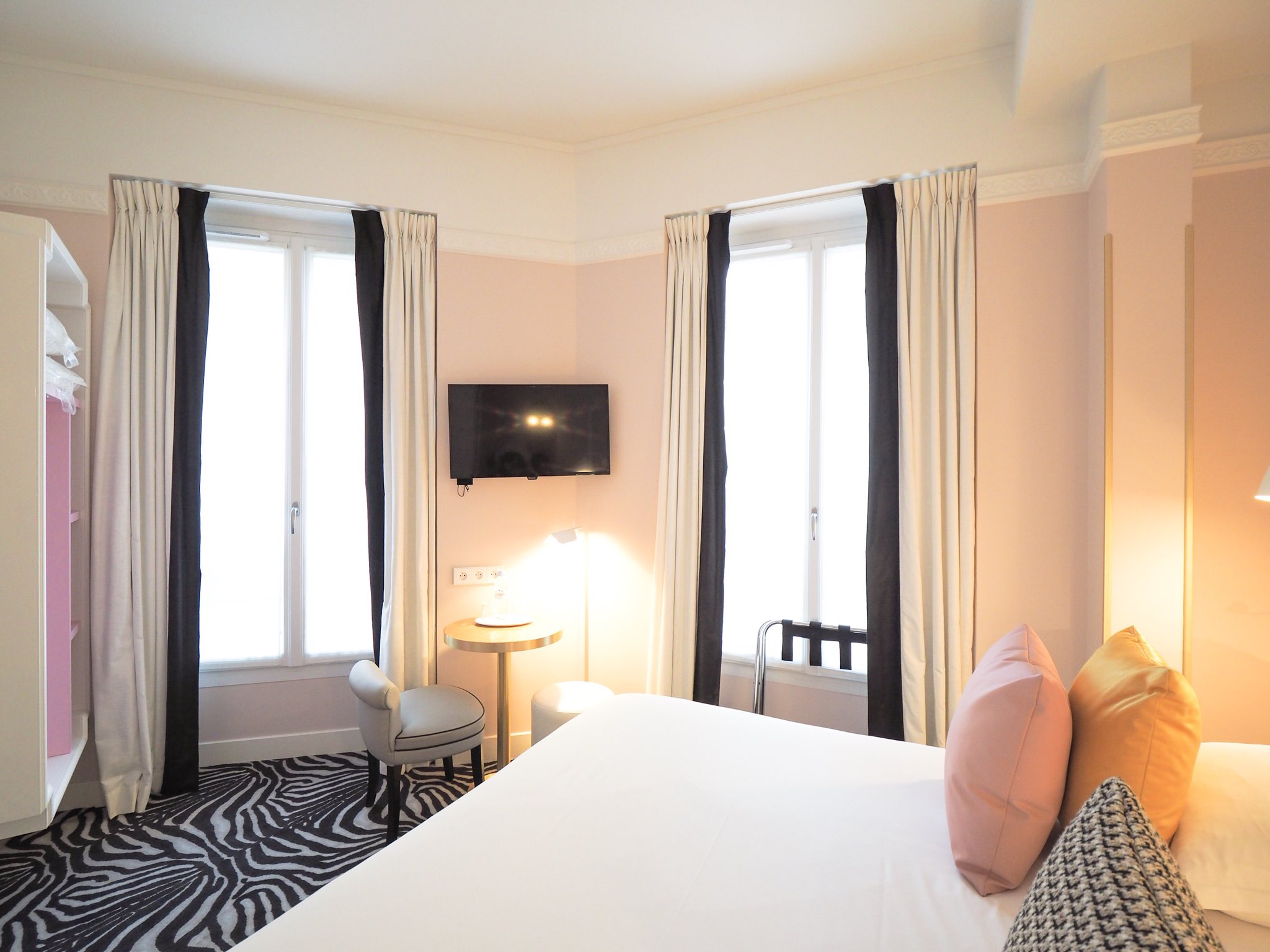Kaori パリ16区のプチホテル Hotel Pastel Paris 全く有名な所ではないけれど エッフェル塔 まで徒歩10分でピンクや水色の壁紙が可愛い 何より2万円以下で コスパも 窓から見えるのはパリらしいアパルトマン 私 パリにいる と実感できる窓からの