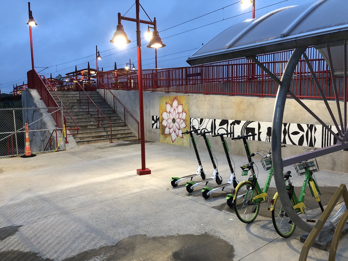 GrandSystems's tweet photo. @creativemorning looks like @DivineBarrelCLT has got some @LimeBike scooters and bikes for you!!
Even have some ready for those coming over on @BlueLineExt at 36th street station.
#WellDone
#DoingCLTthings
#LimeCLT
#FirstMileLastMile https://t.co/tqMKax7Iyu