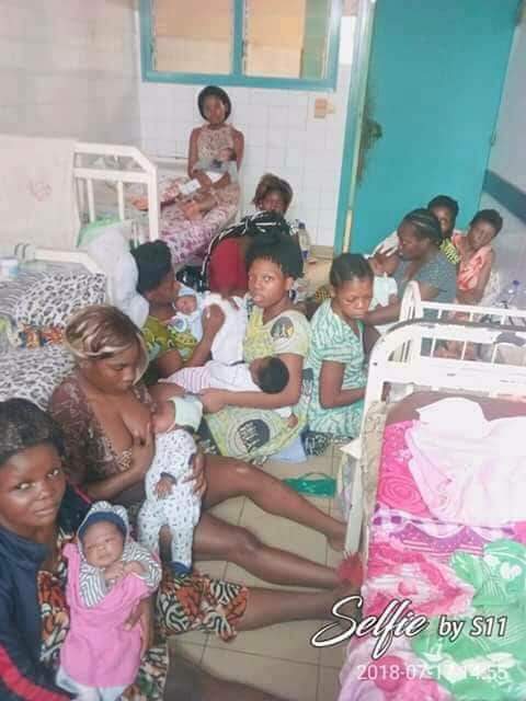 CarlMekontchou's tweet photo. Des femmes et leurs enfants prisonniers regroupés dans une salle ; certaines dorment à même le sol.
L'hôpital leur réclame les frais de césarienne et autres soins dont elles ont bénéficié. Faute d'argent elles sont retenues.Ça c'est mon Kamerun
#Otopsy https://t.co/uSopEfWApf
