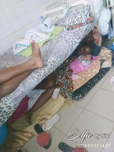 CarlMekontchou's tweet photo. Des femmes et leurs enfants prisonniers regroupés dans une salle ; certaines dorment à même le sol.
L'hôpital leur réclame les frais de césarienne et autres soins dont elles ont bénéficié. Faute d'argent elles sont retenues.Ça c'est mon Kamerun
#Otopsy https://t.co/uSopEfWApf