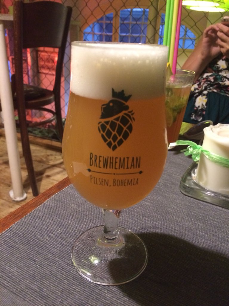 DivkaVModrem's tweet photo. Summer Ale, Světluška a Lemon Grass... Když to neumím, proč to piju? :-D
#modramakocovinku #pivstro #pivovarraven https://t.co/RZJ3rVpJZp