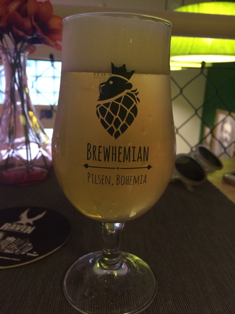 DivkaVModrem's tweet photo. Summer Ale, Světluška a Lemon Grass... Když to neumím, proč to piju? :-D
#modramakocovinku #pivstro #pivovarraven https://t.co/RZJ3rVpJZp