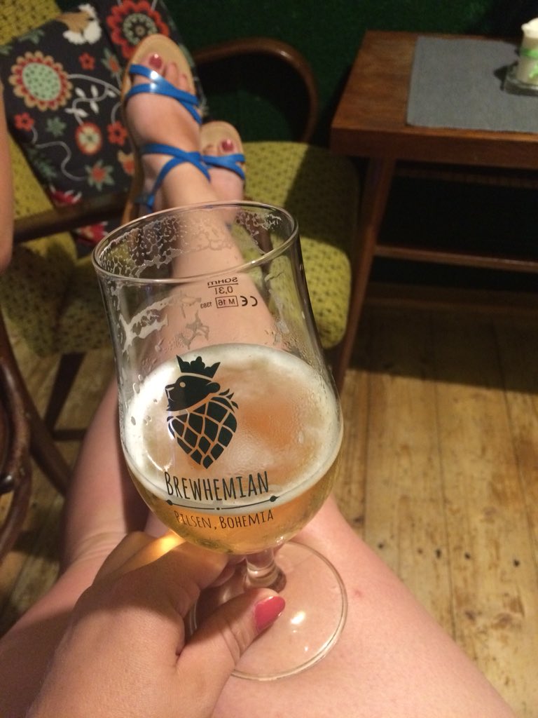 DivkaVModrem's tweet photo. Summer Ale, Světluška a Lemon Grass... Když to neumím, proč to piju? :-D
#modramakocovinku #pivstro #pivovarraven https://t.co/RZJ3rVpJZp