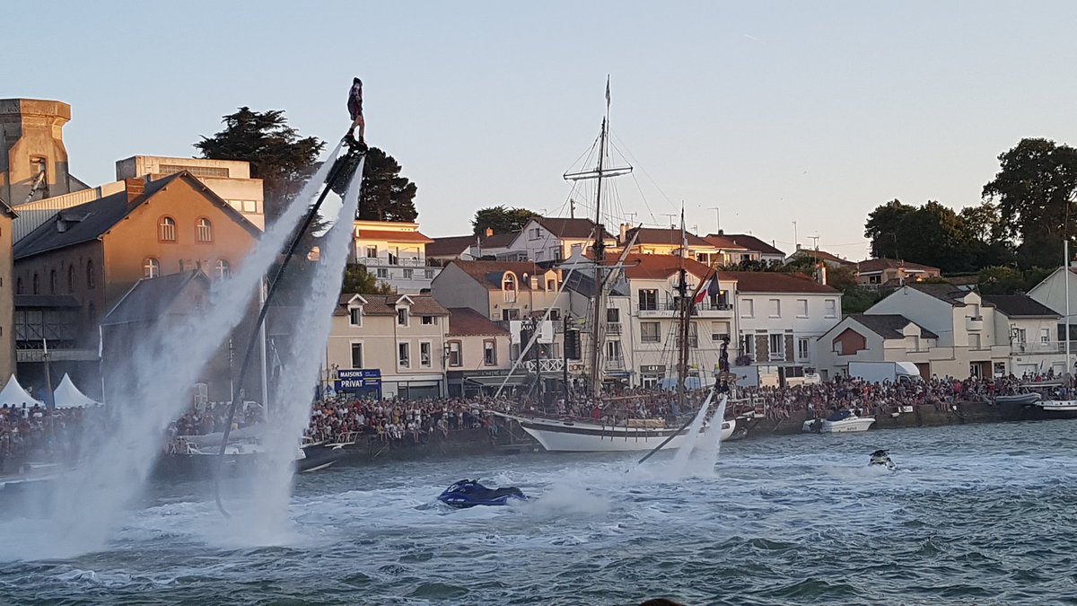 antonytorzec's tweet photo. #Pornic Danse de #flyboards hier soir dans le vieux port par l'équipe internationale de Flyboard Show Zapata
#rideinpornic https://t.co/9i9gyZ1mas