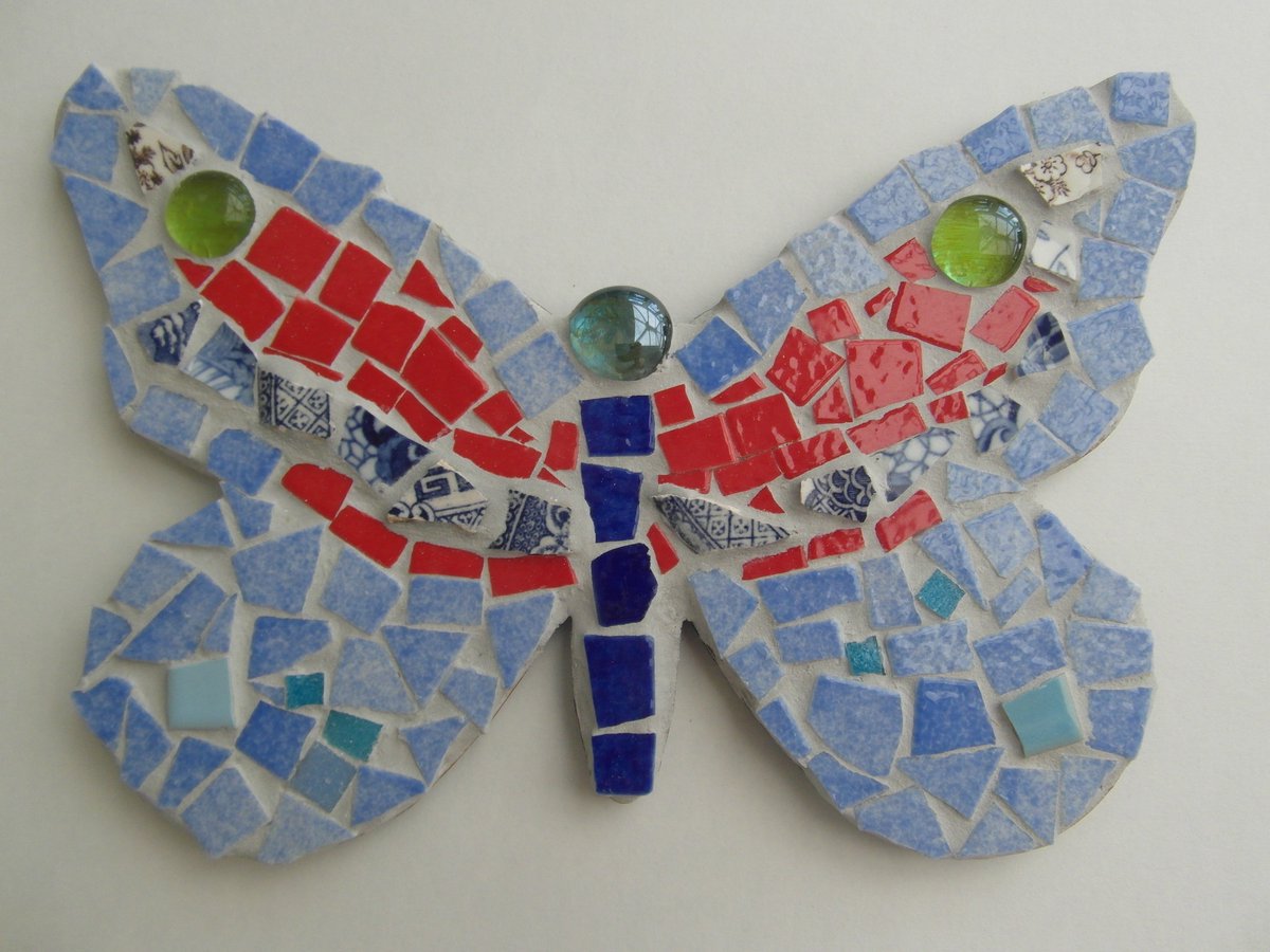 artlab_children's tweet photo. Looking back over some past projects:  A whole school mosaic workshop, we created a beautiful mosaic wall of butterflies, dragonflies and flowers. #mosaic #mosaicart #kidsmosaic #primaryschool #makearttogether #kidsart #kidsartwork #kidsartclass #events #Salisbury #thenewforest https://t.co/Vqh9nxBB49