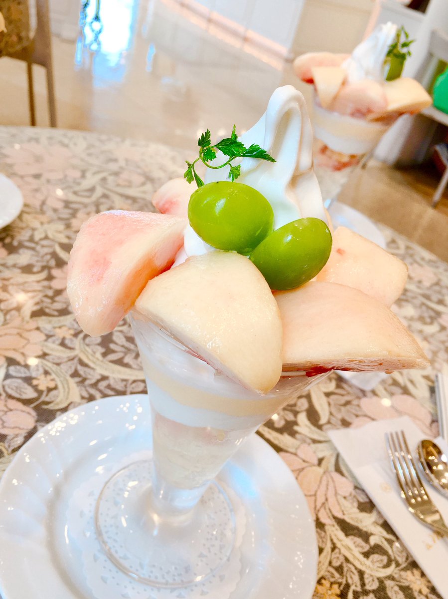 srykrose's tweet photo. やっと夏休み🌻
2年前期のテスト辛かったし後期も忙しかったなぁ
3年の6月しんどかったなぁ
でも振り返ると一瞬だった気がする。
実験にテストによく頑張ったよ私たち☺
️
とりあえずぱふぇ♡ https://t.co/FeVhlvVDw5