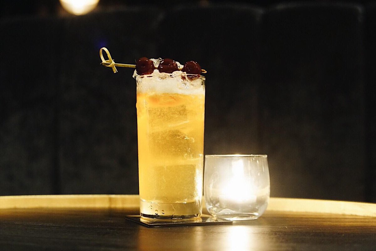 longpaiduaykan's tweet photo. ใครที่ชอบ cocktail bar แนะนำ hidden bar สุขุมวิทซอย 11 #findthephotobooth เป็นบาร์ลับที่ซ่อนอยู่ในร้าน Score Bar กิมมิคคือ หาตู้ถ่ายรูปให้เจอ และกดวาร์ปเข้าไปโลด
💸 cocktail ราคาเดียว 360 บาท ถ้าอยากคิดเมนูเอง 390 บาทจ่ะ เปิดทุ่มนึงถึงตีสอง ทุกวันเด้อ ติด bts นานา https://t.co/0p68WbLNMC