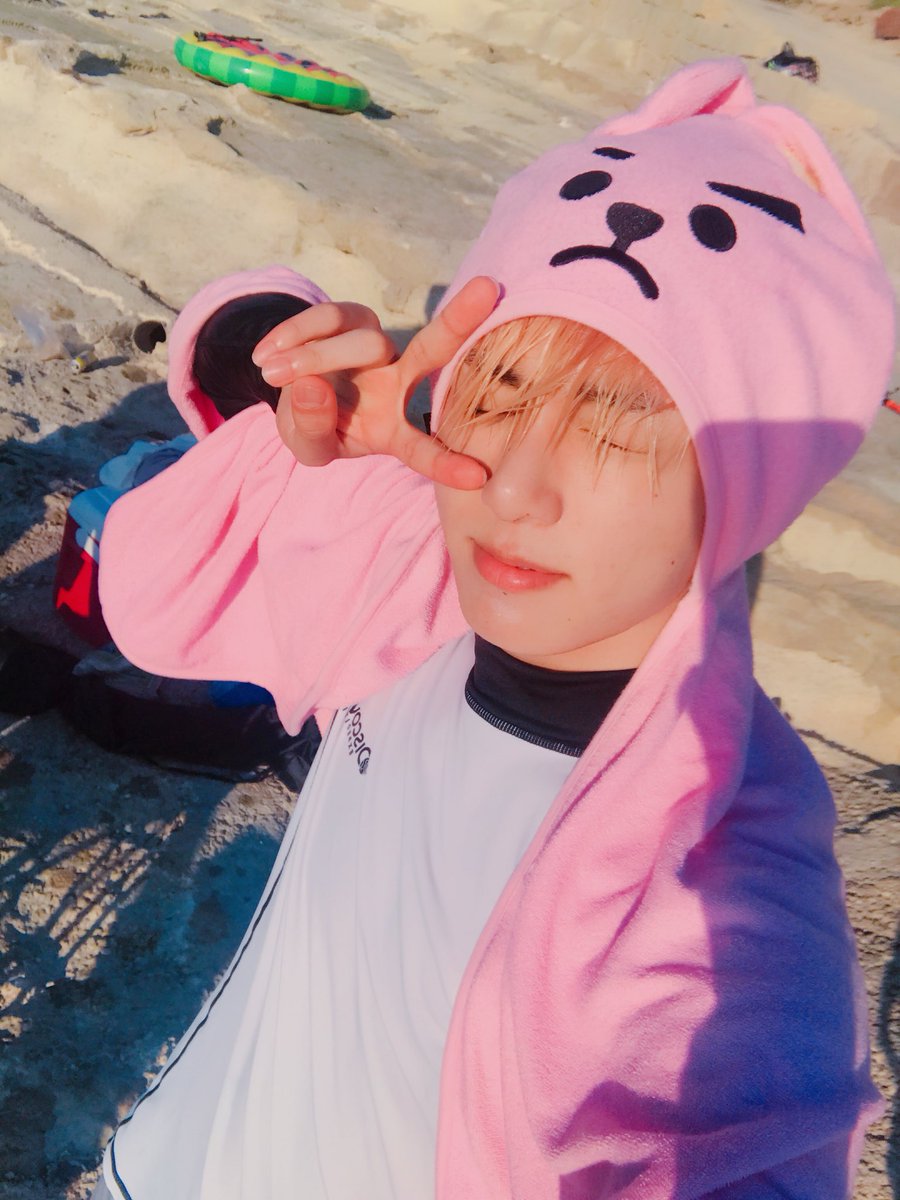 Jungkook berambut blonde
