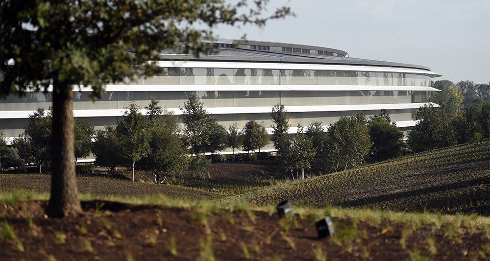 NatGeolocaux's tweet photo. Apple atteint les 1.000 milliards de dollars en Bourse, un record historique ! https://t.co/DkmhfZNs9A #tech #technology https://t.co/JqTmmjLPQ6