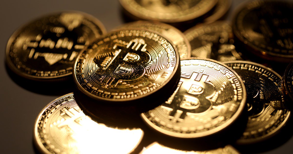 crypto's tweet photo. A massive losing bet on Bitcoin futures has investors buzzing https://t.co/Jp7A0NxBub https://t.co/yN8OCimio3