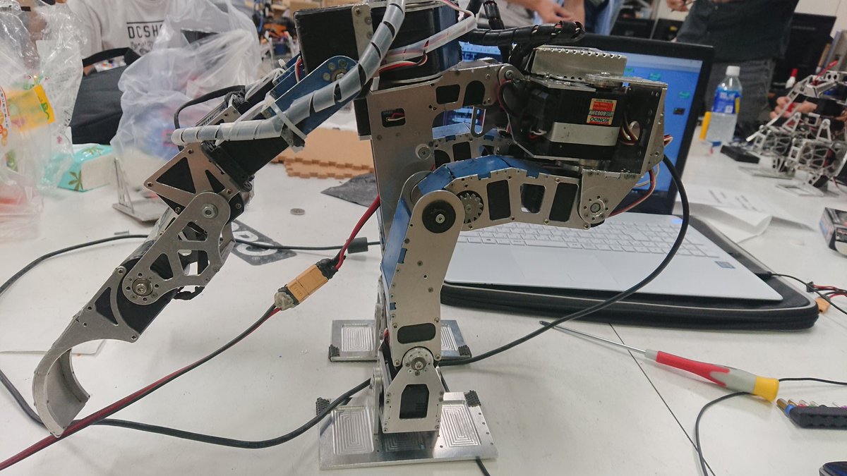 RC_pukupukutaiy's tweet image. 基本モードで気持ち悪いですが変形すると強いロボットに似ます