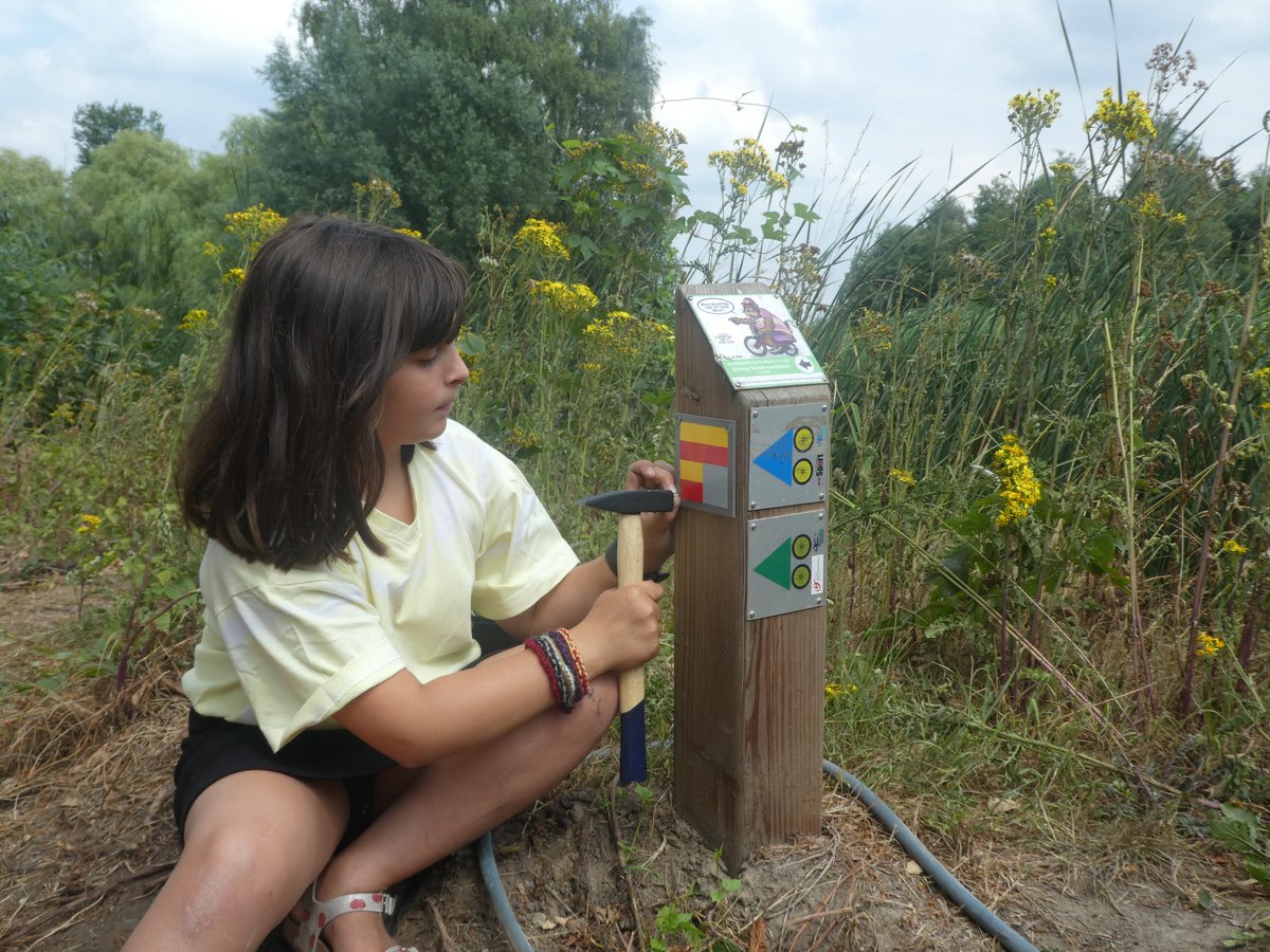 Grote Routepaden (@groteroutepaden) on Twitter photo De zomerse temperaturen houden onze vrijwilligers niet tegen. Woensdag ging Isabel op stap met haar jongste dochter om het nieuwe traject van Streek-GR Reynaertland bij te spijkeren. Jong geleerd is … #dankzijvrijwiligers #Lokeren De zomerse temperaturen houden onze vrijwilligers niet tegen. Woensdag ging Isabel op stap met haar jongste dochter om het nieuwe traject van Streek-GR Reynaertland bij te spijkeren. Jong geleerd is … #dankzijvrijwiligers #Lokeren