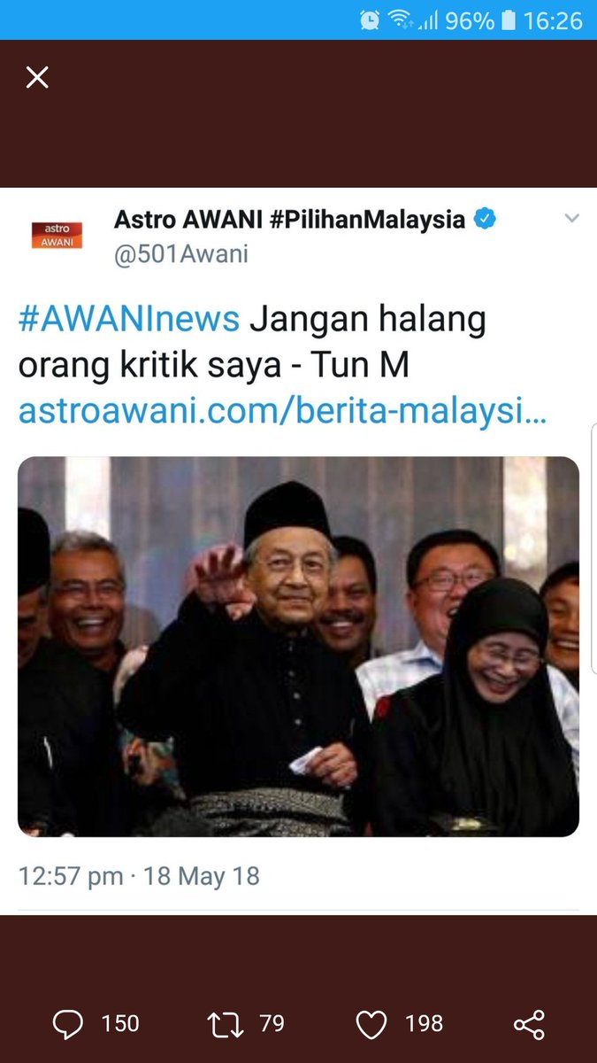 ismet_ulam's tweet photo. Kebebasan mengkritik gaya mahathir. Najib kena kritik 'fair game'. Dia kena kritik tak boleh. Sedikit demi sedikit 'tanduk' diktator mula keluar. Tahniah malaysia kerana memilih. Rasa mcm zaman 90an je. https://t.co/4YHCmrdmFC