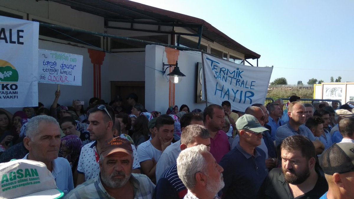 Halk #Trakya'yı zehire boğacak ölüm bacaları için yapılmak istenen ÇED toplantısına izin vermedi. #Kırklareli İnece'de toplanan yurttaşlar yoğun jandarma ablukasına rağmen termikçileri salona sokmadı. Yaşasın direniş Yaşasın dayanışma! ✌️f.KOS Medya