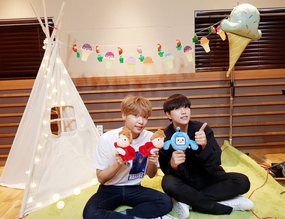 jiny__love's tweet photo. DJ Sandeul's guest on 180802 ~ Jeong Sewoon, a 21yo singer also from Busan. Kinda Sandeul look-alike and has a sweet, light voice, His ballads are so fluffy light to my ears. 

#산들 #Sandeul #B1A4 #mbcstar #SandeulStarryNight https://t.co/GvpA0hWTik