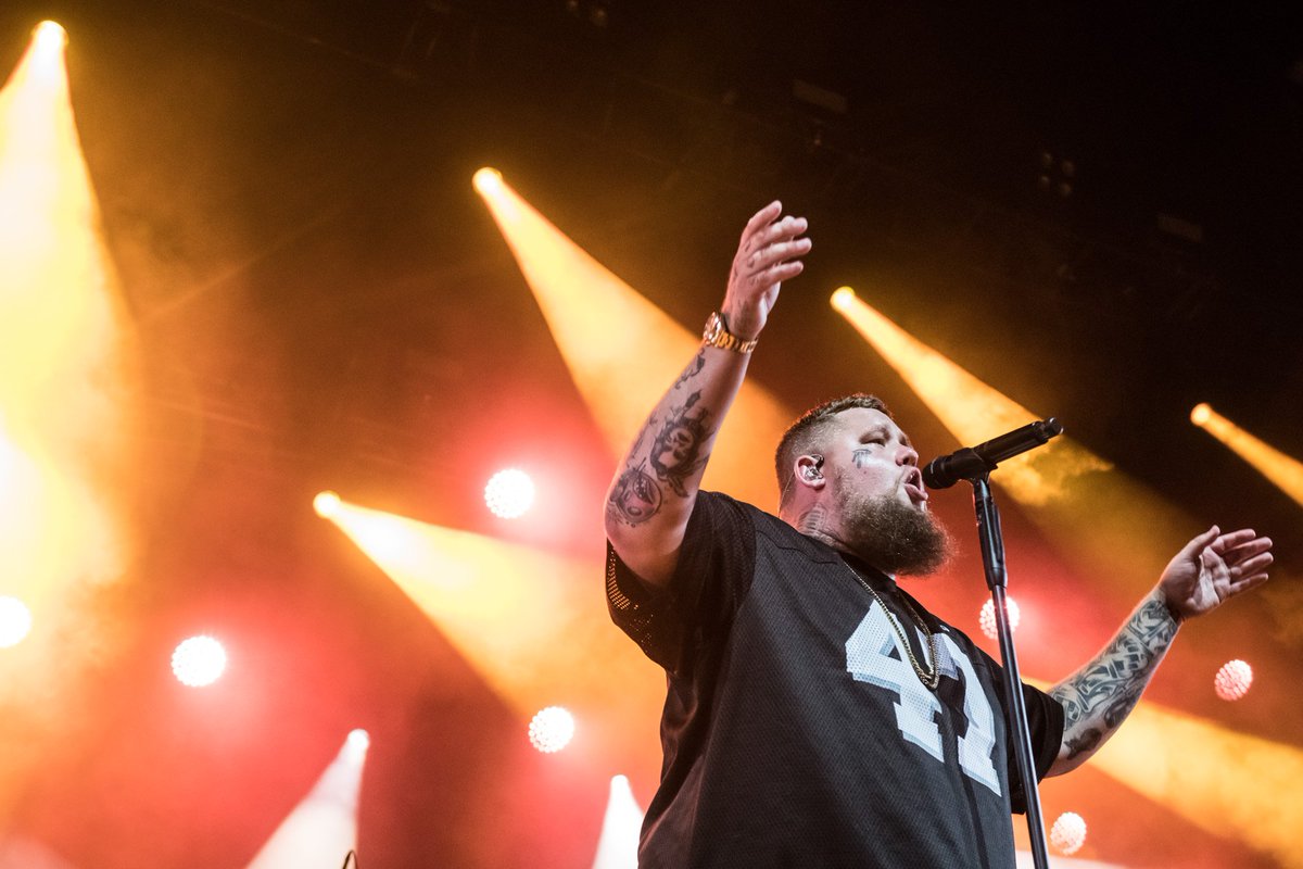 FoireColmar's tweet photo. Retrouvez les photos de Benoit Facchi - photographe des concerts de @RagNBoneManUK &amp; @bethditto sur notre site de la @FoireColmar : https://t.co/nyfKJSIHJ5 😛
#favcolmar #photo #concert https://t.co/ltzmOQ1sD0