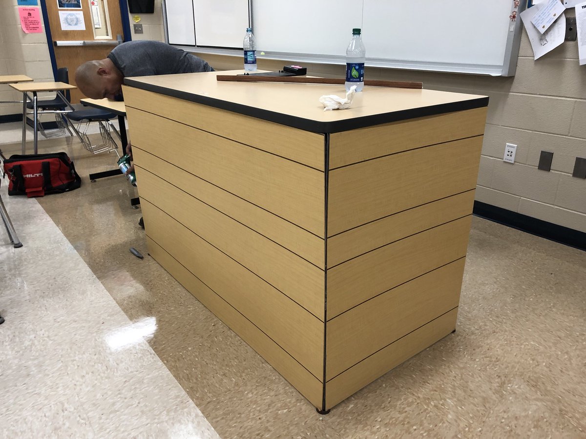 painebiology's tweet photo. Bye, boring teacher desk! Hello, new elevated desk! This makes me want to go back to work already... 

Any #DIY projects in the works for your classroom?? 

My back will be thanking me! #elevateddesk #standingdesk #TeacherLife #NEISD #teacher #classroom #highschool https://t.co/3mAx55WlX1