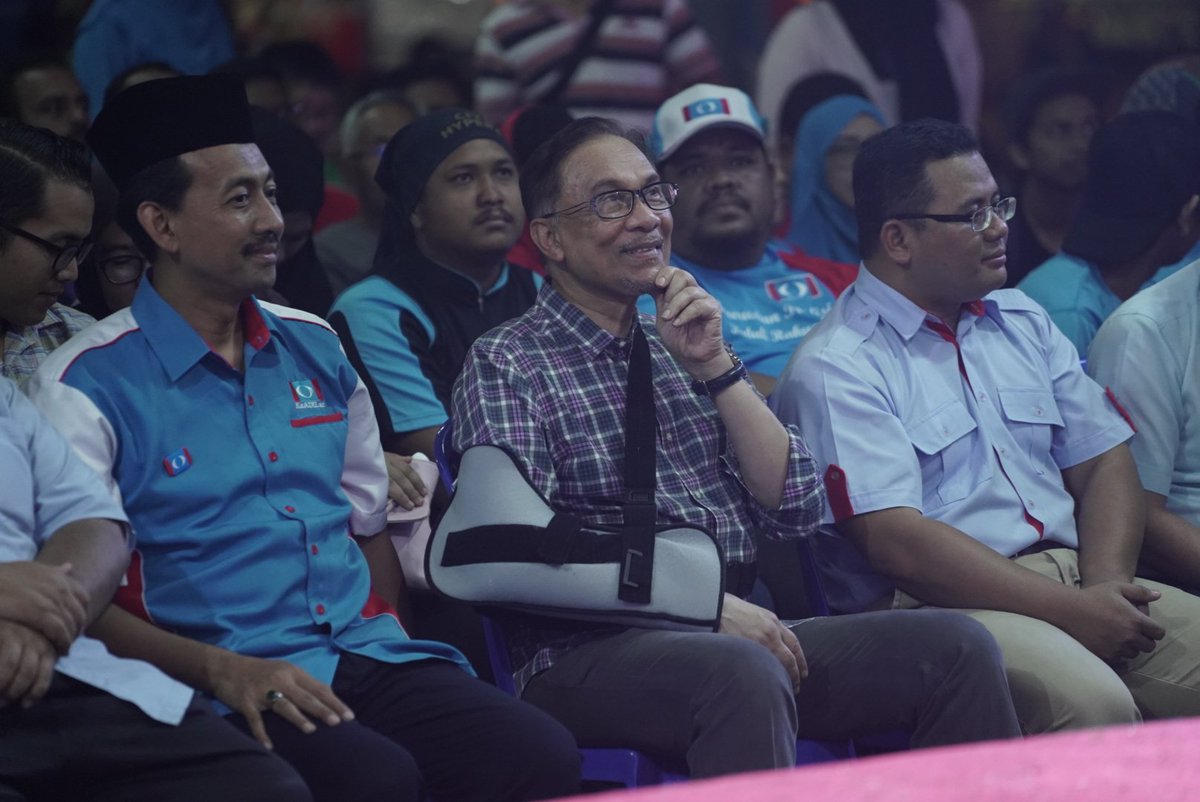 Anwar Ibrahim A Twitter Anwar Juga Tidak Lepaskan Peluang Berkempen Untuk Calon Pakatan Harapan Ustaz Mohd Zawawi Di Sungai Kandis Anwar Took The Opportunity To Campaign With Pakatan Harapan Candidate Ustaz Mohd