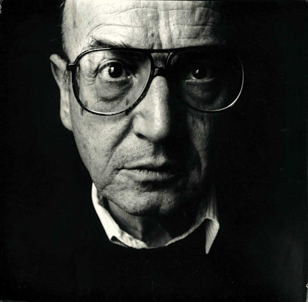   #LesCinéastesDuHangarRangée 2 :31 - THÉO ANGELOPOULOS27 avril 1935 - 24 janvier 2012(Grèce)- Alexandre le Grand (80)- Voyage à Cythère (84)- Paysage dans le Brouillard (88)- Le Regard d’Ulysse (95)- L’éternité et un jour (98)Lauréat de Palme d’or et Lion d’argent
