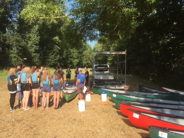 Auf der Treffpunkt Ausbildung wurde unter den teilnehmenden Schulklassen ein Gutschein verlost. Dieser wurde nun von der Gewinnerklasse R9a des Bildungszentrums Niedernhall eingelöst &amp; für eine gemeinsame Kanufahrt genutzt. Herzlichen Glückwunsch nochmals! schule-niedernhall.de/glueckliche-ge…