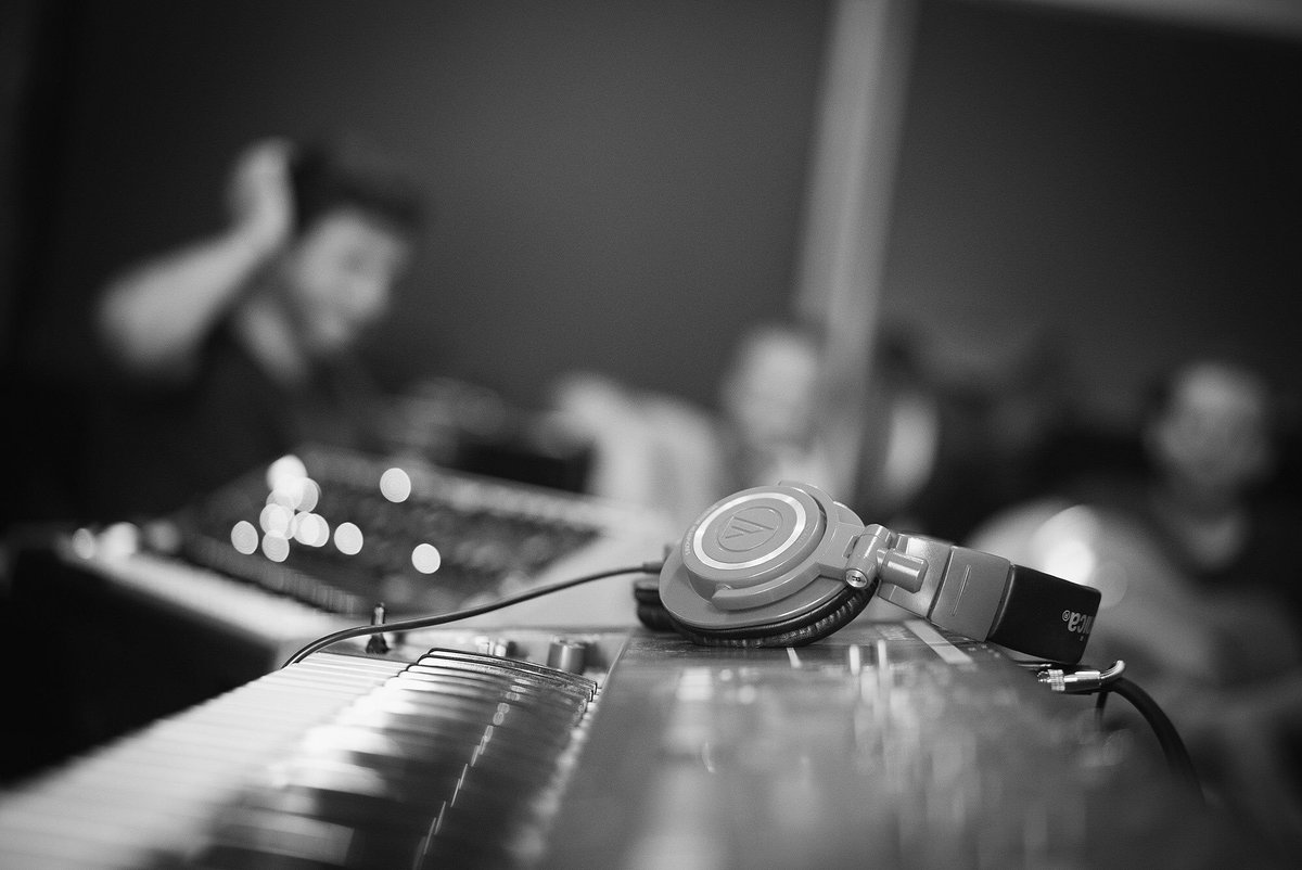 En résidence créative pour la semaine avec <a href="/BLOW_band_/">BLOW</a> et @IncloseOfficiel 🎛 #musicproducer