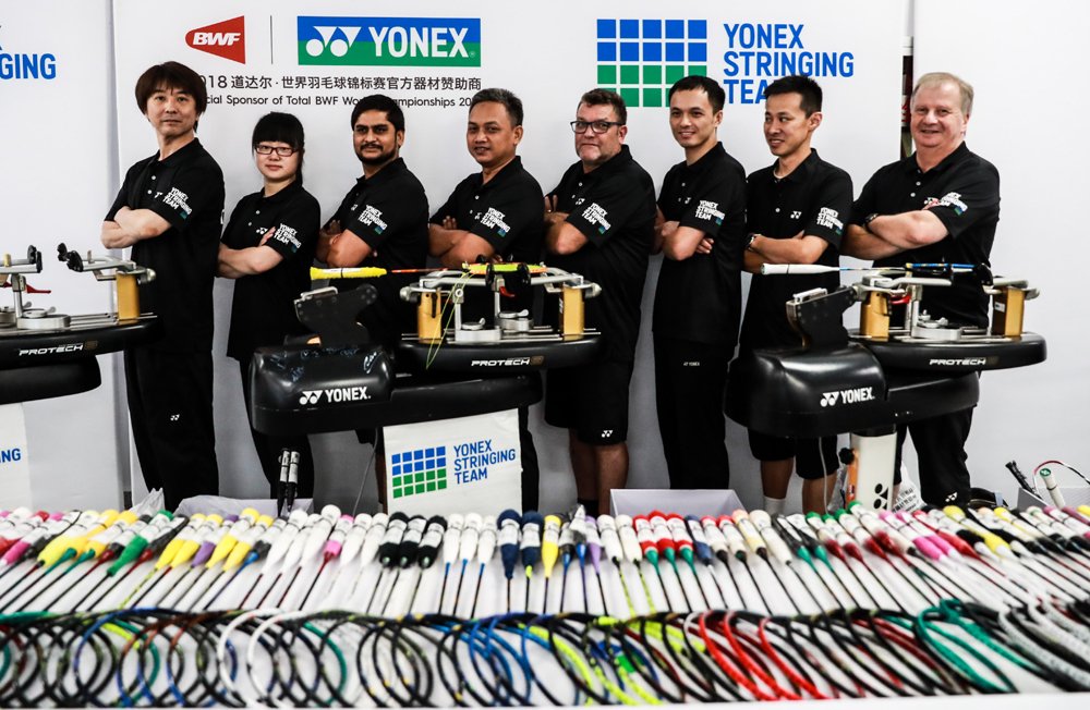 yonex_jp's tweet photo. 今年もヨネックスストリンギングチームは世界選手権をサポートしています。大会三日目時点で張り上げたラケットは900本。使用したストリングは約10km!#yonex #badminton #worldchampionship #astrox #duora #voltric #nanoray #pt8deluxe https://t.co/iEWVn9dPuj