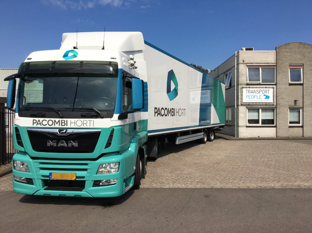 TPPmaasdijk's tweet photo. 😳 Wat een super mooie #truck van #PACOMBI #HORTI waar Tom Waasdorp in mag rijden. 🚛 Hij kwam hem met trots aan ons laten zien én terecht. 👏 Veel veilige kilometers! https://t.co/ctxNCD87v3