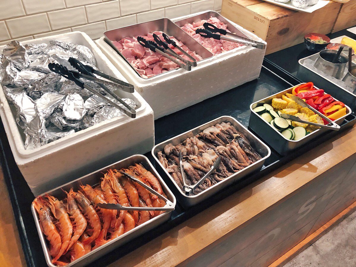 muni_gurume's tweet photo. 【海鮮市場 AOHAMA】
@東京 田町

海鮮バーベキューの食べ放題を2500円で堪能できるお店。
漁港から届いた新鮮な牡蠣やイカ、赤エビ等の海鮮ネタを浜焼きスタイルで食べられるのは至福✨
ビュッフェも一緒��楽しめるのは圧倒的神コスパ！
プラス500円でホタテやハマグリも食べまくる事が出来ます🎶 https://t.co/AE24MNKaP9