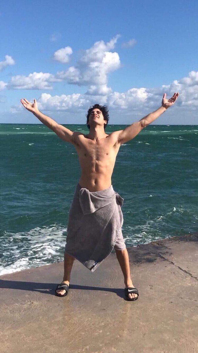 Seul sur une plage, c’était dur de le convaincre de garder la serviette #NudisteUnJourNudisteToujours 😂😂😂 (mais je garde tout ça pour moi 😍❤️)