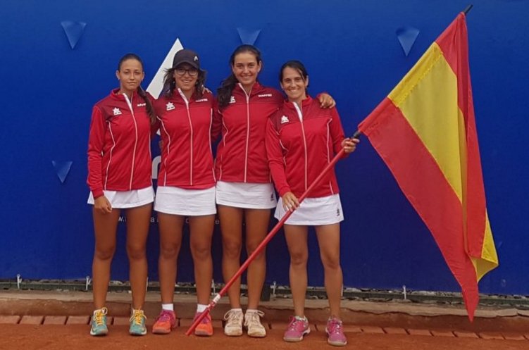 son_guerreras's tweet photo. 🎾 Las selecciones españolas femeninas cumplen objetivo y disputarán las finales de las fases zonales de las Summer Cups https://t.co/7bE8GSmPYv #SummerCups @TennisEurope @spaintenis #DeporteFemenino #LasChicasSonGuerreras https://t.co/7X2hNqvnHt
