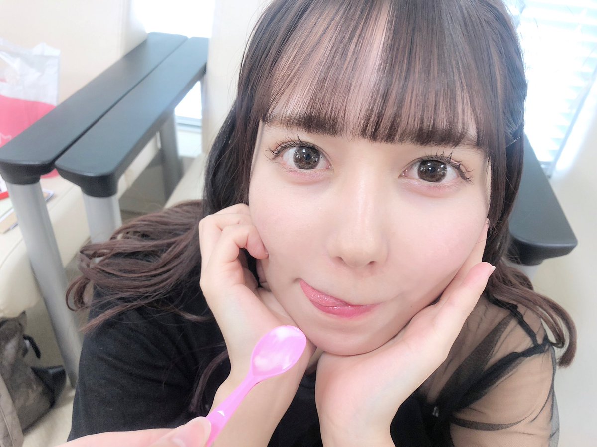 22歳のお誕生日おめでとう🎈🎂 つんつんにあーんしました🍨 最年長