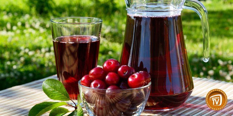 Migros_Turkiye's tweet photo. Yalnızca serinletir sanmayın 💁1 bardak vişne suyunun faydası o kadar çok ki… 😍🍒
Evde kolayca hazırlayabileceğiniz vişne suyunun faydalarını sizin için derledik. 
👉https://t.co/zjo2QapKNr 
#NelerOluyor #VişneSuyu #SağlıklıYaşam https://t.co/jk25hGsMso
