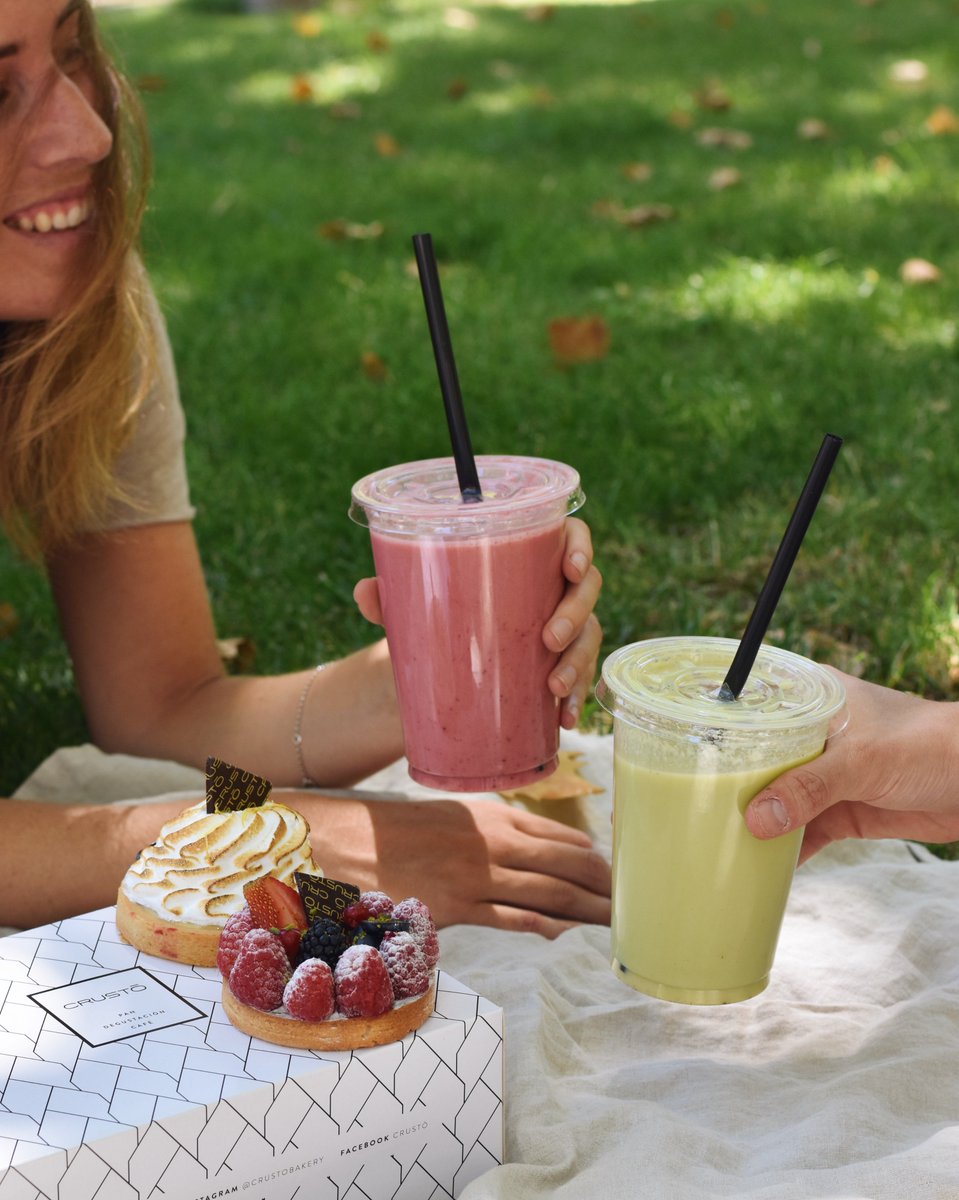Smoothies 100% naturales 🍏🍒🍓🍌🍐🍎, nuestras tartaletas artesanales favoritas, amigas, y una tarde verano para disfrutar de con Crustó. ¿Qué más se puede pedir? 🌞 #crustó