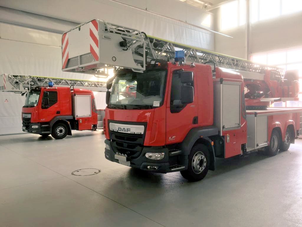 EricBelder's tweet photo. 02-08-2018. Autoladder 3 en 4 afgenomen met @VRR_Wagenpark bij @magirus_group in Ulm. Mooi staaltje techniek t.b.v @KazBSL en @kazmhl van de @Vr_RR . De firma's @hiltonvehicles en @DeBurghBV zullen deze autoladders verder op- en inbouwen en #autoladder #ladderwagen #brandweer https://t.co/KfdBP0Zs6L