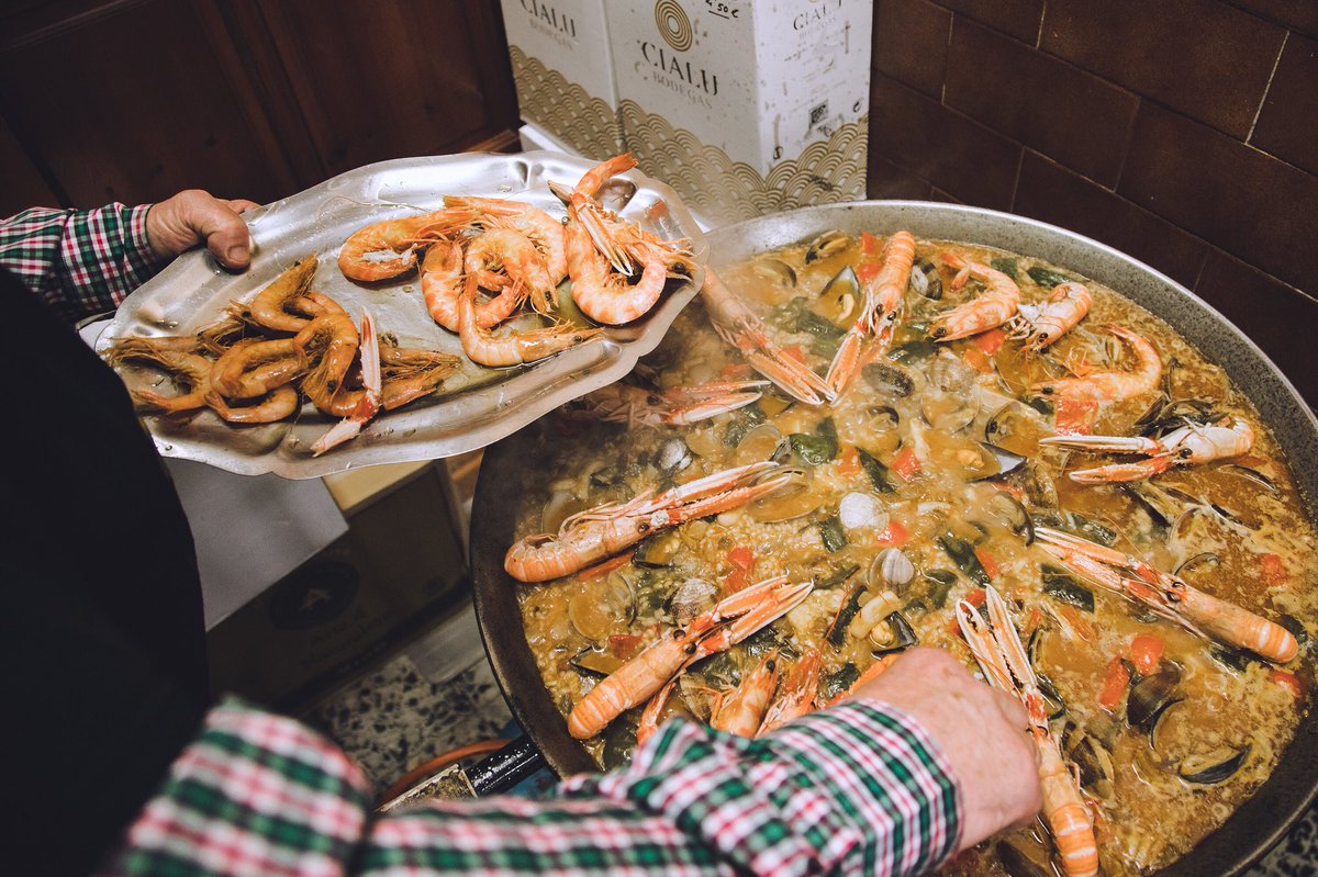 DictWalking's tweet photo. Paella: It is one of the most famous dishes of Spanish cuisine.
A Spanish proverb says : "Paella, must be prepared in 19 minutes, it should be eaten in 20 minutes while is hot."
More: https://t.co/TUjCMDErdS
#travel #culture #food #foodanddrink #paella #spain #paellatime #seafood https://t.co/dwKOZo5i5i