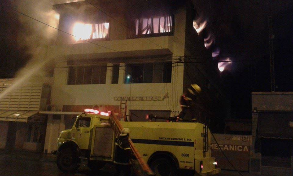 vouillat69's tweet photo. de nuevo otro incendio sin saber donde estaban las bocas hidrantes, siempre trabajando en conjunto con bomberos oficiales y voluntarios, preservando la propiedad del vecino bahiense https://t.co/TMfRNME7h0