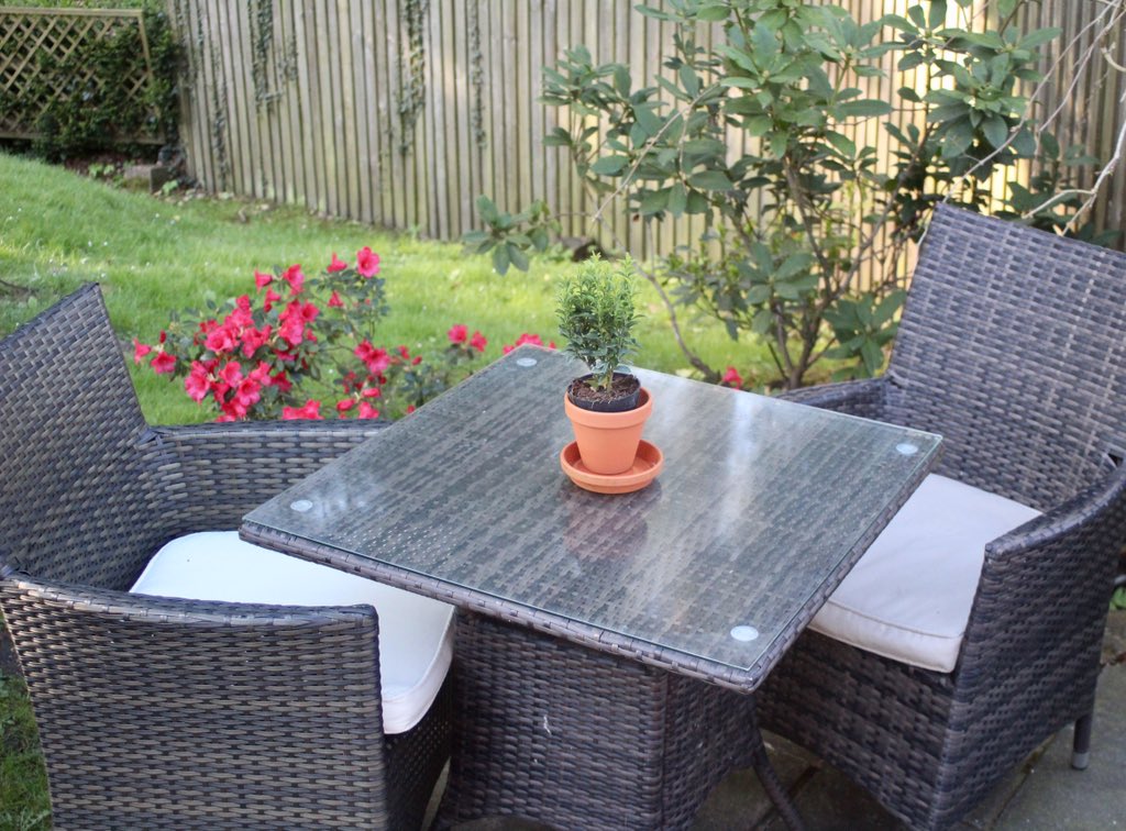 RedLionBetch's tweet image. This weather is gorgeous and doing the flowers in our garden wonders 🌺. 

Pop down and visit us this weekend ; plenty of Al Fresco dining area and sunshine to soak up ☀️ #alfresco #sunshine #beergarden #flowers