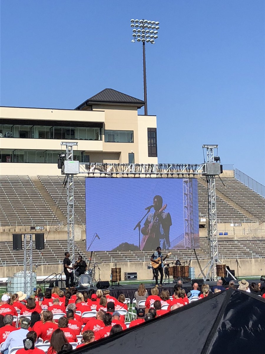 Iron sharpens iron! Surround yourself by positive people and help to grow others! Great convocation &amp; loved the special guest Plano Alumni, Ron Bultongez, from American Idol! His story and speech truly touched my heart!Love what I do and Plano ISD Proud! #iamPlanoISD #huffmanPYP