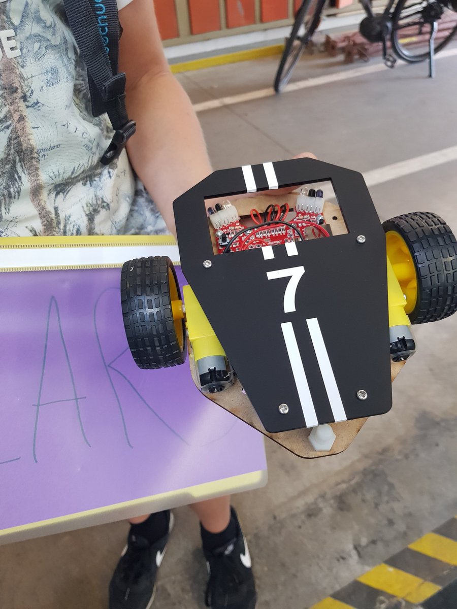 FabLab_Geel's tweet photo. Mooie robots @FabLab_Geel op het Robotkamp2018 Thx to @trotec voor de PMMA panelen #fablabgeel #kogeka #sportdienstgeel #Troteclaser https://t.co/2ikSigUJIb
