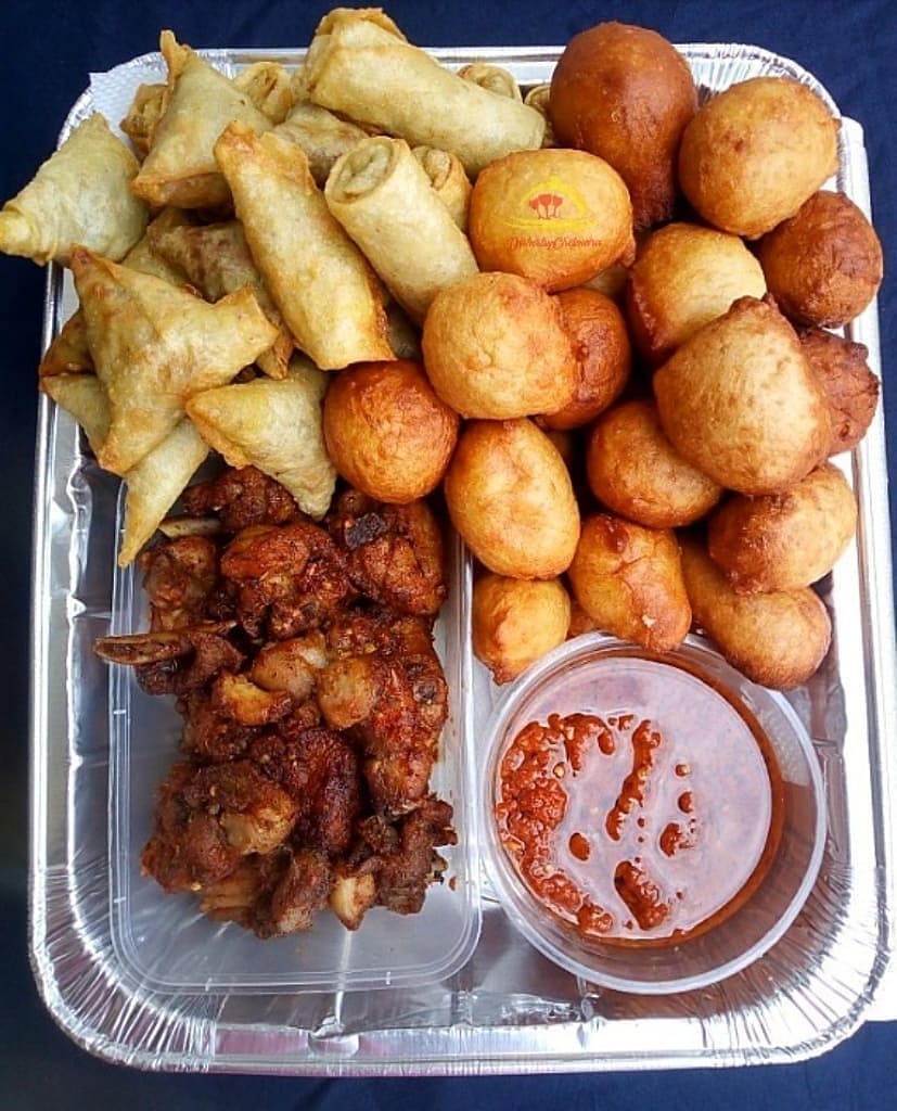DantiLicious's tweet photo. I make delicious affordable small chops in Lagos. Help retweet, my client could be you 😍😍😍 https://t.co/OqhEmkPBik